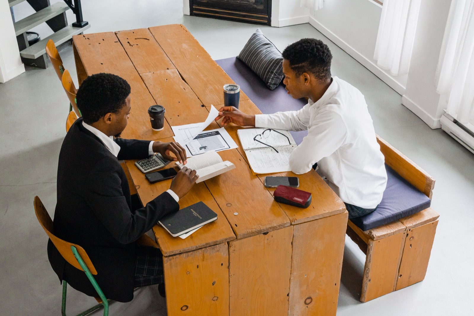 Dos personas conversando sobre estrategia de ventas