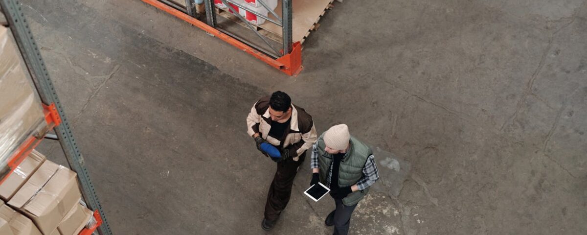 Interior de una ferretería en Ecuador con herramientas y materiales de construcción