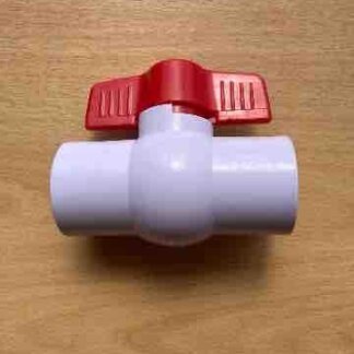 Válvula esférica PVC roscada NPT TSUNAMI 145 PSI, cuerpo blanco y mango mariposa rojo