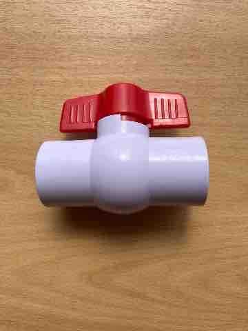 Válvula esférica PVC roscada NPT TSUNAMI 145 PSI, cuerpo blanco y mango mariposa rojo